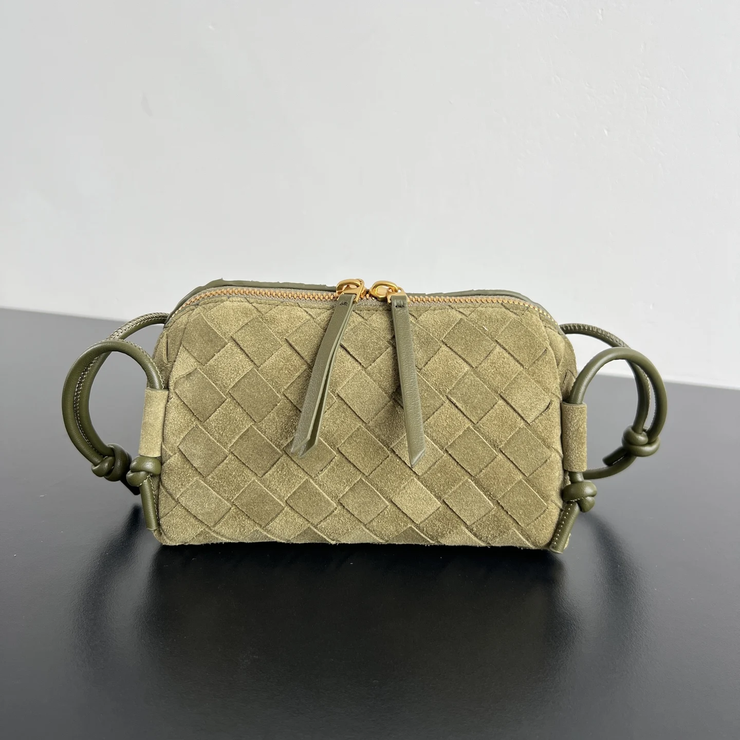 <p>Bv新款 麂皮绒Concert pouch 794258 是见过最好看实用的迷你小包呀 包身采用经典的 lntrecciato编织工艺 配有皮质双头拉链 开口宽敞 易取易放 肩带绳结处可滑动自由调节长短 即  斜挎/腋下 又能当手拿包 小小身板 大大容量 真滴太太实用啦 关键还特百搭 快 姐妹一起来入这款小巧精致好看百搭的包包叭 </p><p>尺寸 18.5*11.5*8.5 </p>