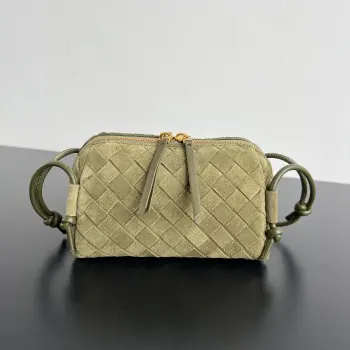 <p>Bv新款 麂皮绒Concert pouch 794258 是见过最好看实用的迷你小包呀 包身采用经典的 lntrecciato编织工艺 配有皮质双头拉链 开口宽敞 易取易放 肩带绳结处可滑动自由调节长短 即  斜挎/腋下 又能当手拿包 小小身板 大大容量 真滴太太实用啦 关键还特百搭 快 姐妹一起来入这款小巧精致好看百搭的包包叭 </p><p>尺寸 18.5*11.5*8.5 </p>