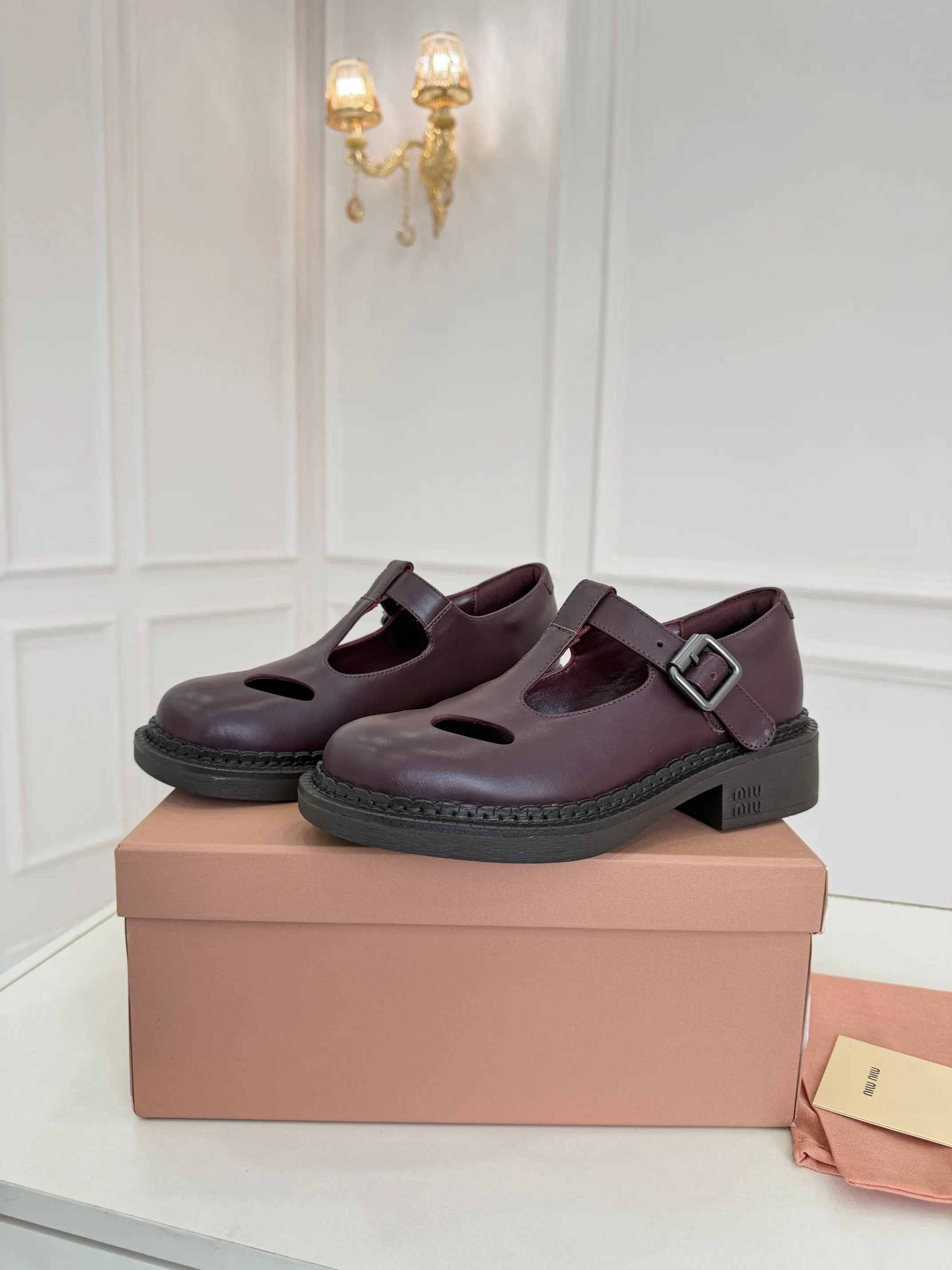原单MIUMIU女鞋|高仿MIUMIU女鞋|精仿MIUMIU女鞋|一比一MIUMIU女鞋<p>miumiu26ss缪缪走秀款 复古百搭休闲 乐福鞋压花乐福鞋 进口环保水洗牛皮 羊皮里 跟高3.5厘米 矮个子的福音哦 上班旅游两不误  两色供应 35-41码</p>