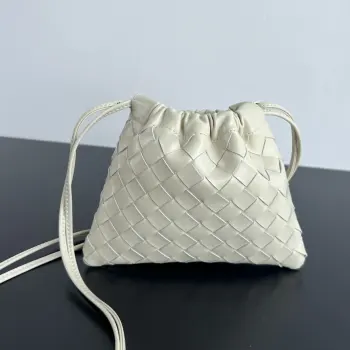 <p>Bv 新款 抽绳Dustbag 垃圾袋  816987 垃圾袋真的好搭 慵懒自在的随意感以经典编织设计 塑造时尚界的不败单品 束口的抽绳设计自然开口褶皱感和柔嫩牛皮光滑细腻 处处透露着这只包的慵懒精致感 不仅自重轻容量也很足哦 想要一个松弛感十足的包包 就入手这个能让你快乐的垃圾袋叭 </p>
