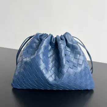 <p>Bv 新款 抽绳Dustbag 垃圾袋  796728 把银闪闪的温柔揉进编织纹理 拎起来就是优雅本身 束口的抽绳设计自然开口褶皱感和柔嫩牛皮光滑细腻 处处透露着这只包的慵懒精致感 不仅自重轻容量也很足哦 想要一个松弛感十足的包包 就入手这个能让你快乐的垃圾袋叭</p><p>尺寸 32x23 </p>
