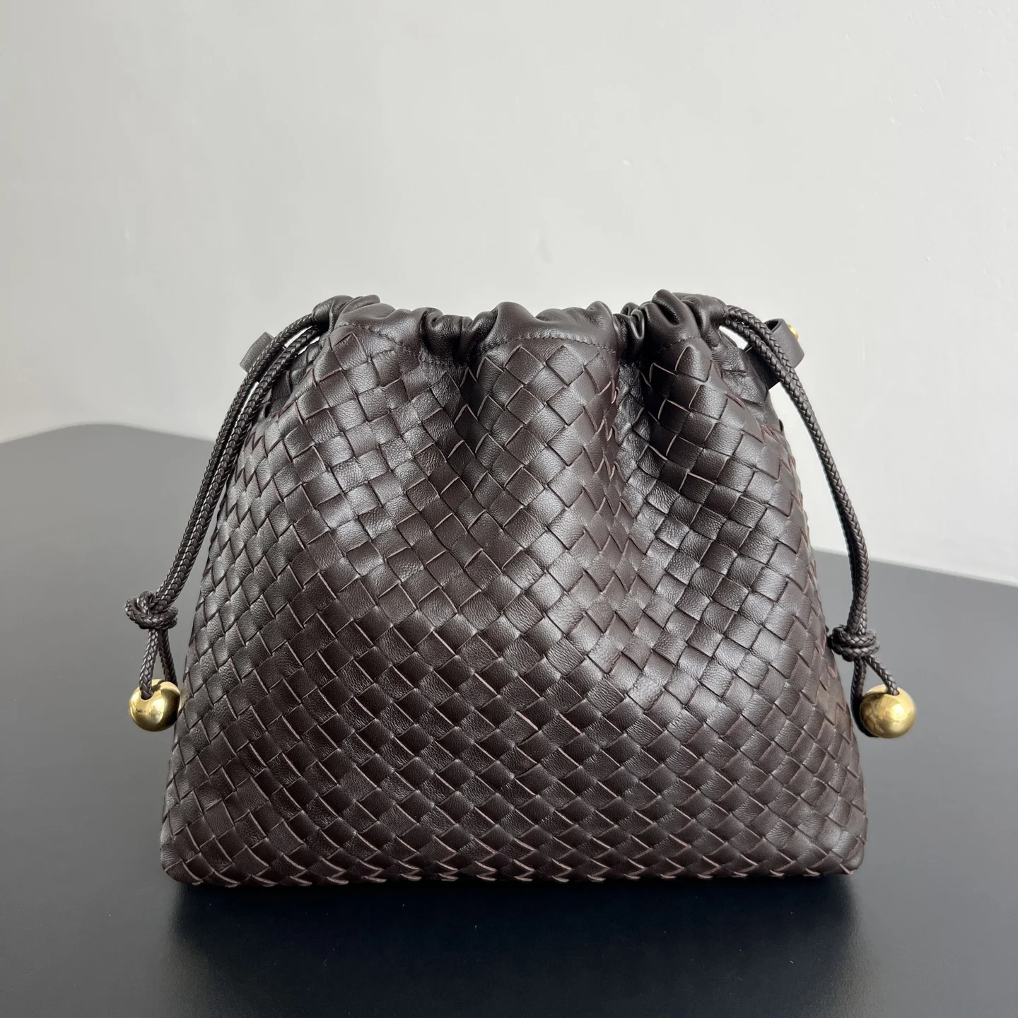 <p>BV新品 Dustbag手袋 868505 是一款可作为内胆也可以单独使用的小垃圾袋包包小编织搭配两侧的金属装饰 这种优雅的精致呼之欲出 搭配服装的时候可当作手拿包使用 出行旅游可以展平使用 空间超足 重点是左右两边各有一个侧耳仔 上面附带有按扣 和Barbara一起使用就是一个很精美的内胆包</p><p>尺寸 29x25x6 </p>