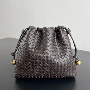 <p>BV新品 Dustbag手袋 868505 是一款可作为内胆也可以单独使用的小垃圾袋包包小编织搭配两侧的金属装饰 这种优雅的精致呼之欲出 搭配服装的时候可当作手拿包使用 出行旅游可以展平使用 空间超足 重点是左右两边各有一个侧耳仔 上面附带有按扣 和Barbara一起使用就是一个很精美的内胆包</p><p>尺寸 29x25x6 </p>
