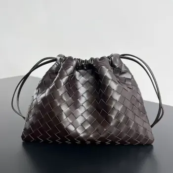 <p>Bv 新款 抽绳Dustbag 垃圾袋  796728 垃圾袋真的好搭 慵懒自在的随意感以经典编织设计 塑造时尚界的不败单品 束口的抽绳设计自然开口褶皱感和柔嫩牛皮光滑细腻 处处透露着这只包的慵懒精致感 不仅自重轻容量也很足哦 想要一个松弛感十足的包包 就入手这个能让你快乐的垃圾袋叭</p><p>尺寸 32x23 </p>