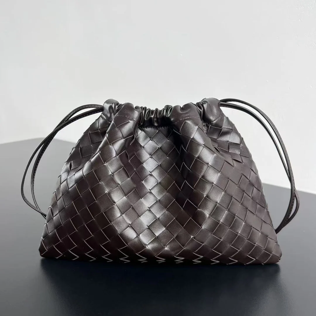 <p>Bv 新款 抽绳Dustbag 垃圾袋 796728 垃圾袋真的好搭 慵懒自在的随意感以经典编织设计 塑造时尚界的不败单品 束口的抽绳设计自然开口褶皱感和柔嫩牛皮光滑细腻 处处透露着这只包的慵懒精致感 不仅自重轻容量也很足哦 想要一个松弛感十足的包包 就入手这个能让你快乐的垃圾袋叭</p><p>尺寸 32x23 </p>