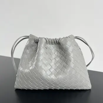 <p>Bv 新款 抽绳Dustbag 垃圾袋  796728 垃圾袋真的好搭 慵懒自在的随意感以经典编织设计 塑造时尚界的不败单品 束口的抽绳设计自然开口褶皱感和柔嫩牛皮光滑细腻 处处透露着这只包的慵懒精致感 不仅自重轻容量也很足哦 想要一个松弛感十足的包包 就入手这个能让你快乐的垃圾袋叭</p><p>尺寸 32x23 </p>