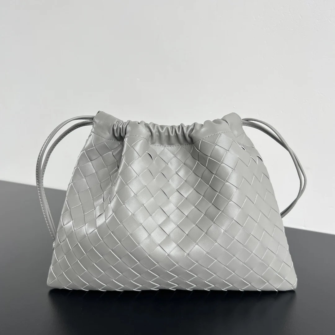 <p>Bv 新款 抽绳Dustbag 垃圾袋 796728 垃圾袋真的好搭 慵懒自在的随意感以经典编织设计 塑造时尚界的不败单品 束口的抽绳设计自然开口褶皱感和柔嫩牛皮光滑细腻 处处透露着这只包的慵懒精致感 不仅自重轻容量也很足哦 想要一个松弛感十足的包包 就入手这个能让你快乐的垃圾袋叭</p><p>尺寸 32x23 </p>