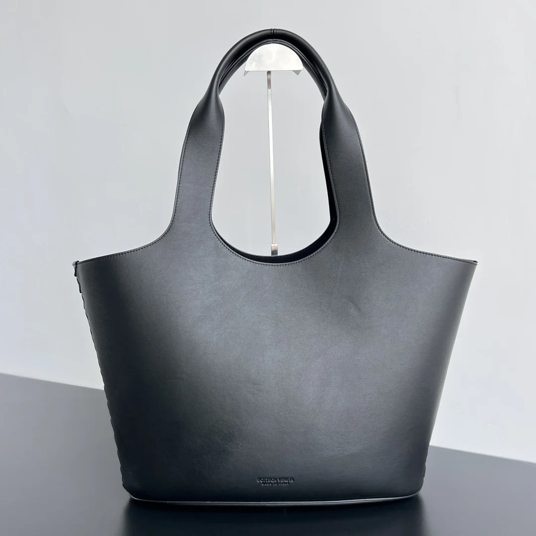 原单BV女包|高仿BV女包|精仿BV女包|一比一BV女包<p>BV新款778307 Medium Creek Tote 新款回归BV初心 拥有柔软的皮质特性 简直被它的质感狠狠的拿捏住了 极简的外观 心机藏在了侧边的编织 真的太特别了 洋津内里 贴心的搭配可拆卸的拉链小包收纳 并钩带链接银色logo钥匙扣 内部空间足够应付日常需求 越是经典简单 越能衬托你的气质 我愿封它为松弛感的神 背起来好看且又有气场 </p><p>Size 32.5*16.5*0cm</p>