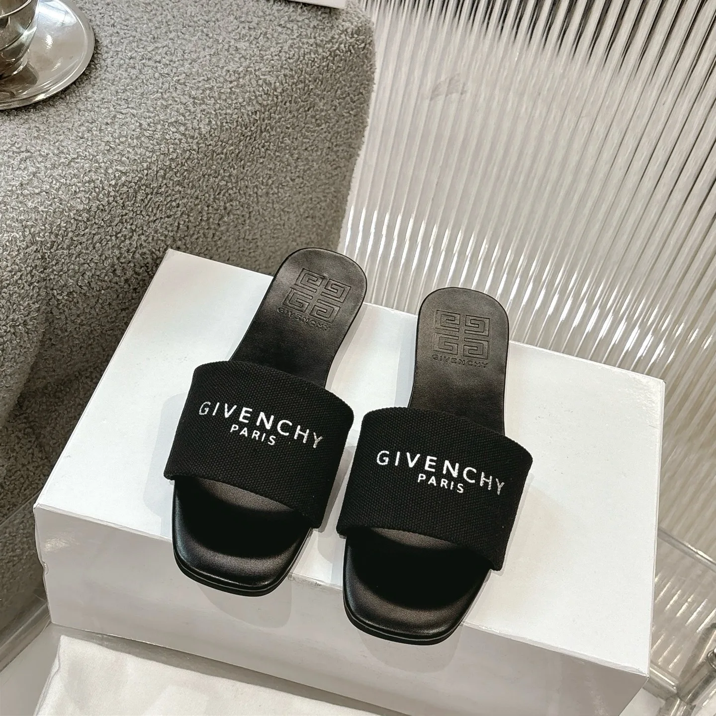 原单其他女鞋|高仿其他女鞋|精仿其他女鞋|一比一其他女鞋<p> 2026纪范希新款 爆款潮流时尚风靡全球 绝对不甘示弱潮人们赶紧配备起来吧 品质官网同步 一比一复刻 经典高端大气  整体设计和谐统一又不缺乏个性 </p><p>颜色 白色 灰色 粉红 黑色</p><p>码数:35-41 35-41定做不退换 </p>