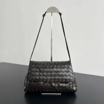 <p>BV新品 Dustbag 857657 被大家问爆的垃圾袋来啦翻盖设计不仅增加了视觉层次感 整体还显的精致而不厚重包身选用柔软牛皮材质 摸起来软乎乎糯叽叽的 透露着低调雾面高级感翻盖+抽绳开合方式 整体更加有立体感和安全性 无论是作为单肩包还是斜挎包使用 都能展现出优雅的气质</p><p>尺寸 33x19x8 </p>