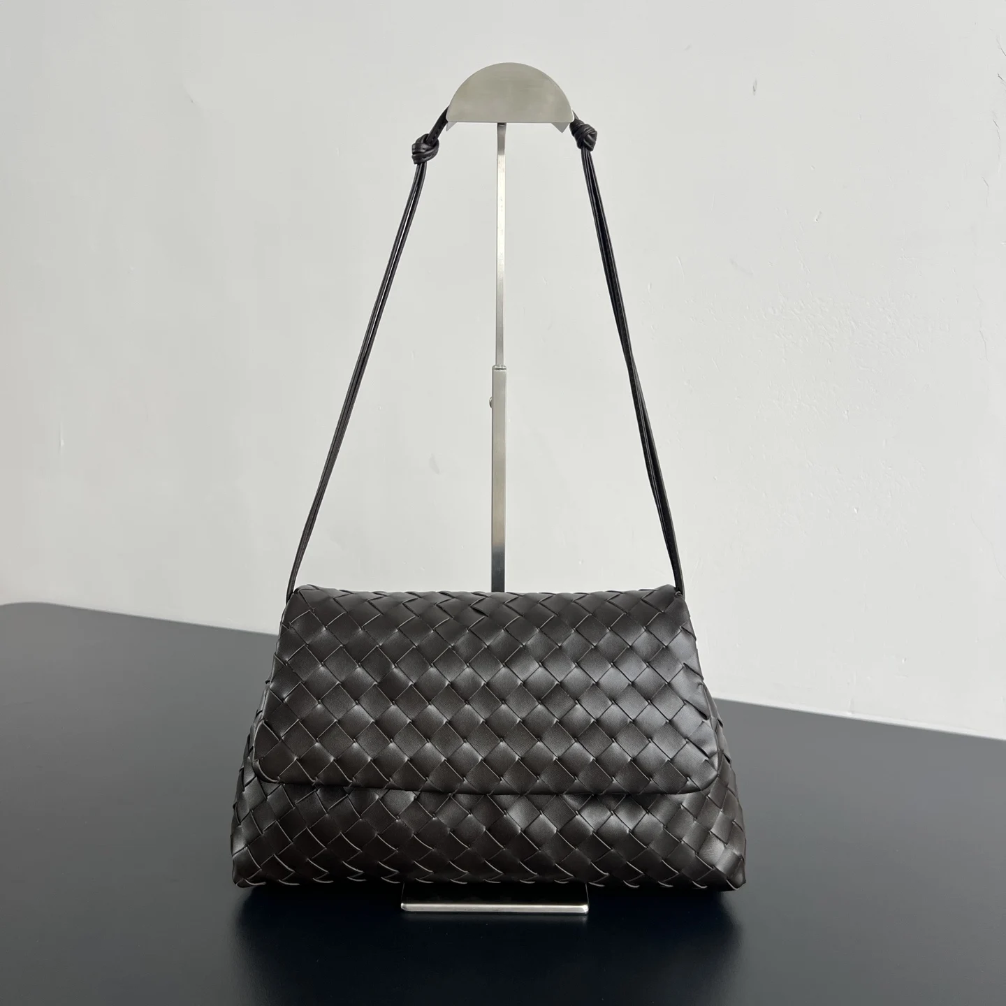 <p>BV新品 Dustbag 857657 被大家问爆的垃圾袋来啦翻盖设计不仅增加了视觉层次感 整体还显的精致而不厚重包身选用柔软牛皮材质 摸起来软乎乎糯叽叽的 透露着低调雾面高级感翻盖+抽绳开合方式 整体更加有立体感和安全性 无论是作为单肩包还是斜挎包使用 都能展现出优雅的气质</p><p>尺寸 33x19x8 </p>