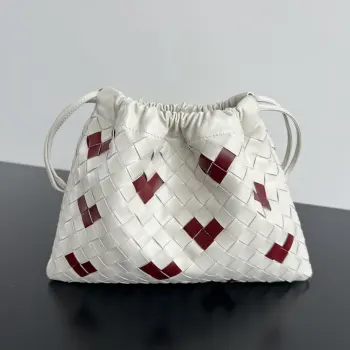 <p>Bv 新款 情人节甜蜜系列 抽绳Dustbag 垃圾袋  796728 经典编织 融入爱心元素  简直是甜度爆表 这些可爱的小爱心是由意大利细皮绳巧妙编织而成 红白配色干净又高级  束口的抽绳设计自然开口褶皱感和柔嫩牛皮光滑细腻 不仅自重轻容量也很足哦 背上它 情人节氛围拉满 </p><p>尺寸 32x23 </p>
