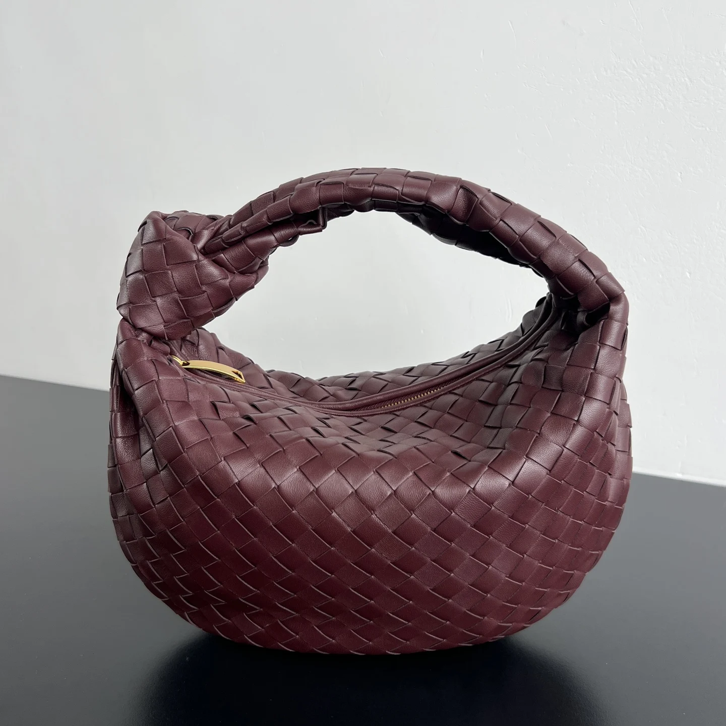 原单BV女包|高仿BV女包|精仿BV女包|一比一BV女包<p>JODIE中号出霍 690225 比起小号就更实用了很多 造型还是一样的时尚好看 由经典的羊皮编织制作 标志性编织一直是BV最引以为傲的设计 垂软造型 超级适合凹造型  不仅尺寸有更改 品质细节也更加精致 版型圆嘟嘟更Q了些 大号驾驭的风格也更多 不仅实用能装下所有 还能背出Jodie时髦凹造型 真是实用性与时髦度兼备 大写的给力  尺寸 36x21x13 </p>