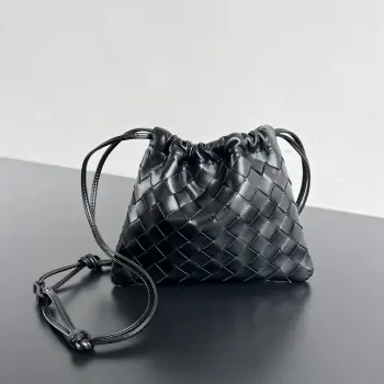 <p>Bv 新款 抽绳Dustbag 垃圾袋  816987 垃圾袋真的好搭 慵懒自在的随意感以经典编织设计 塑造时尚界的不败单品 束口的抽绳设计自然开口褶皱感和柔嫩牛皮光滑细腻 处处透露着这只包的慵懒精致感 不仅自重轻容量也很足哦 想要一个松弛感十足的包包 就入手这个能让你快乐的垃圾袋叭 </p>