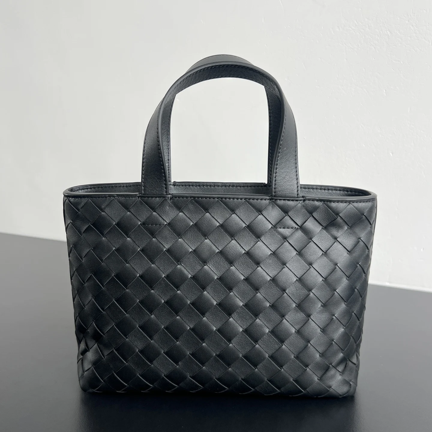 <p>BV 新品 Mini Tote 855504 男女通用的迷你托特包 看似简单 背起来显贵经典的编织工艺是核心亮点 进口牛皮材质自带电镀般的光泽感 柔软有型 配有可调节可拆卸斜挎背带 手提+斜挎多种背法随意切换容量大自重轻还百搭 男生背清爽松弛 女生背温柔文艺 尺寸 27x18x10 </p>