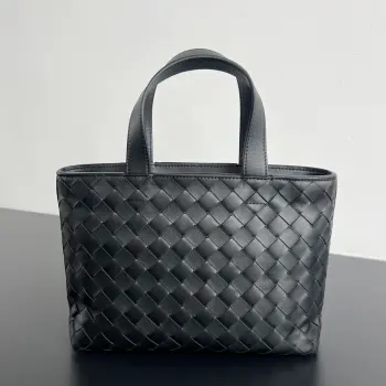 <p>BV 新品 Mini Tote 855504 男女通用的迷你托特包 看似简单 背起来显贵经典的编织工艺是核心亮点 进口牛皮材质自带电镀般的光泽感 柔软有型 配有可调节可拆卸斜挎背带 手提+斜挎多种背法随意切换容量大自重轻还百搭 男生背清爽松弛 女生背温柔文艺 尺寸 27x18x10 </p>