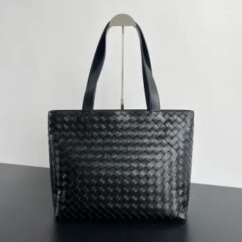 <p>BV 新款 编织拉链大号Tote 手袋 786666  史上最实用的时髦大托特来咯将经典细编织工艺与实用设计组合 即有老钱风的随性又带有一些现代感 采用进口牛皮 柔软适中 立体有型 外部配有隐藏式磁扣口袋 拉链开合 内里平开口袋 底部一个金属钥匙钩扣 大大的容量 电脑可放下 是上班族的最爱 手柄长度可手提可单肩 轻松应对多种方式搭配 重要的是男女都百搭</p><p>尺寸 高35*宽*44深17* </p>