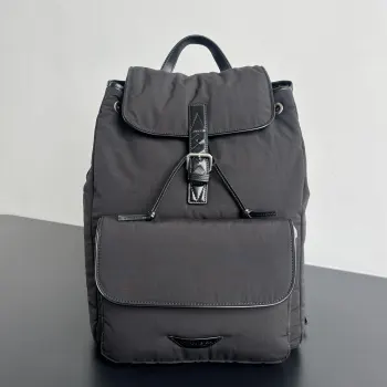 <p>BV 新品 尼龙双肩包806160  空气感 零重量  是一款户外 爬山首选的双肩包 舒适度拉满以轻盈防水的尼龙材质 配上经典编织肩带和锁扣皮条 神秘而深邃的自然色系和银色五金点缀 散发着无与伦比的酷感短途旅行 装下电脑 日常基础生活用品都完全不在话下 轻松提升整体Look的精致度</p><p>尺寸 43x30x15 </p>