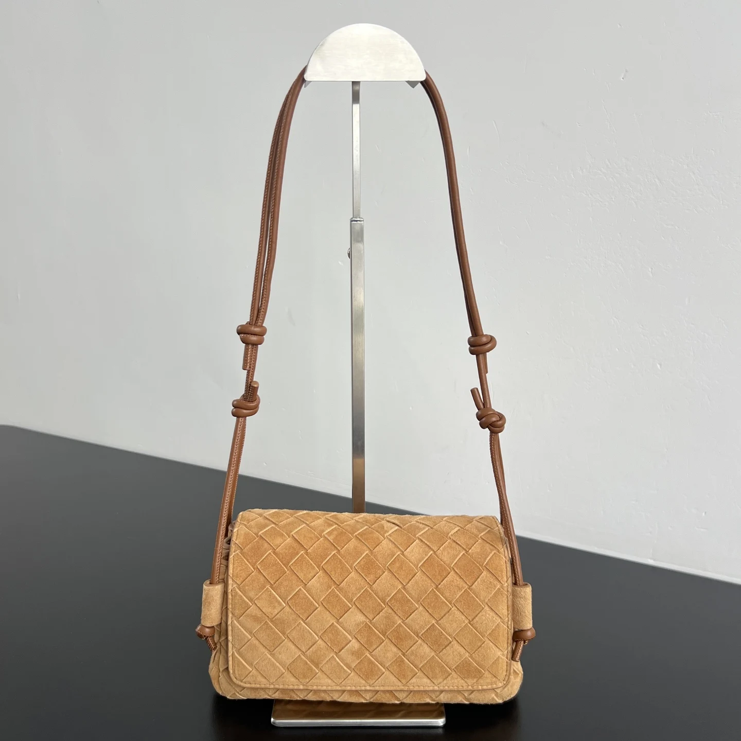 <p>Bv新品 麂皮Notturno 斜挎包 843893 翻盖双隔层大容量小包包 上手超级轻盈又百搭 Intrecciato编织工艺 柔软耐磨反绒羊皮革 内里采用细腻麂皮 触感柔软舒适 没有多余装饰 却靠皮质本身的光泽感赢麻了双绳肩带搭配绳结设计 可随意调节长度适配不同的背携需求内里分两个独立立体空间 中间设有拉链隔层 告别杂乱翻找 小小身板大大容量 适配通勤 约会等多种场景 随手拎起便是毫不费力的时髦感 </p><p>尺寸 21x11x9 </p>