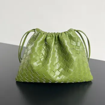 <p>Bv 新款 抽绳Dustbag 垃圾袋  796728 垃圾袋真的好搭 慵懒自在的随意感以经典编织设计 塑造时尚界的不败单品 束口的抽绳设计自然开口褶皱感和柔嫩牛皮光滑细腻 处处透露着这只包的慵懒精致感 不仅自重轻容量也很足哦 想要一个松弛感十足的包包 就入手这个能让你快乐的垃圾袋叭</p><p>尺寸 32x23 </p>