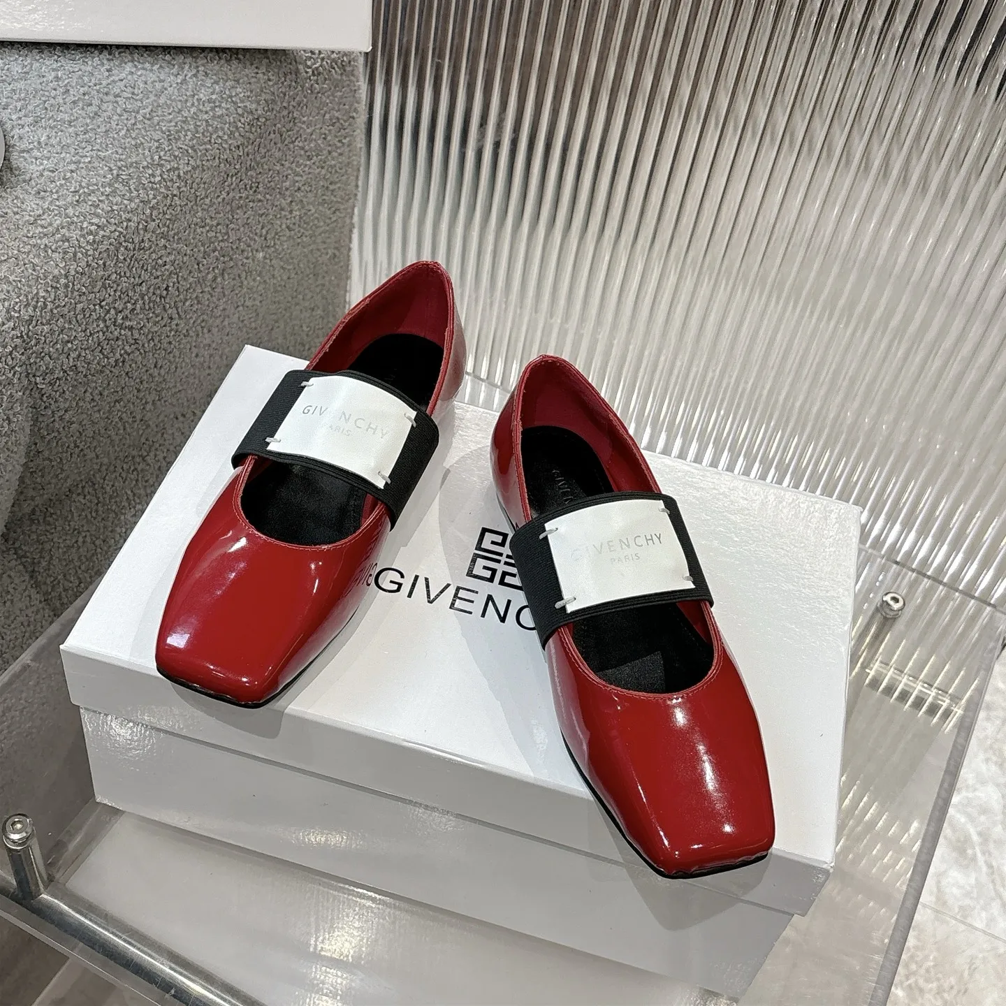 原单纪梵希女鞋|高仿纪梵希女鞋|精仿纪梵希女鞋|一比一纪梵希女鞋<p>Given chy 纪梵希 25𝐬𝐬 </p><p>  今日推荐 2025秋冬最新款Sliced Square芭蕾风平底鞋<p> BS升级版 专柜官网同步 市面最高版本 厚底搭配大饰扣设计超酷 简单太时髦了 网红收割机线条流畅立体 休闲百搭 绝对的炸街款 跟高 平底</p><p>  鞋码: 35-39 35.41定不退不换 </p>
