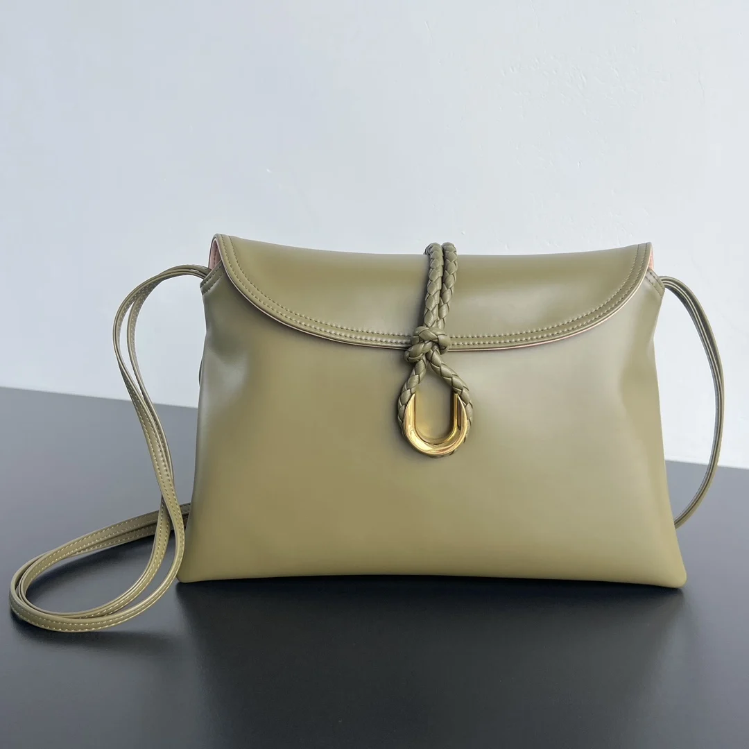 <p>BV秋冬新品806034 Medium Liberta 女包 光滑小牛皮翻盖斜跨包 手拿包 不一样的原皮质感 包身采用慢速鞣制工法 加上金属元素锁扣和同轴绳 凸显丝滑小牛皮的本质 展现出独有的超细致纹理 袋口向下折时就像是信封包一般优雅简一只名为自由的包包 你值得拥有它 </p><p>Size 35*23*6cm</p>