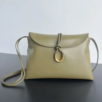 <p>BV秋冬新品806034 Medium Liberta 女包 光滑小牛皮翻盖斜跨包 手拿包 不一样的原皮质感 包身采用慢速鞣制工法 加上金属元素锁扣和同轴绳 凸显丝滑小牛皮的本质 展现出独有的超细致纹理 袋口向下折时就像是信封包一般优雅简一只名为自由的包包 你值得拥有它 </p><p>Size 35*23*6cm</p>