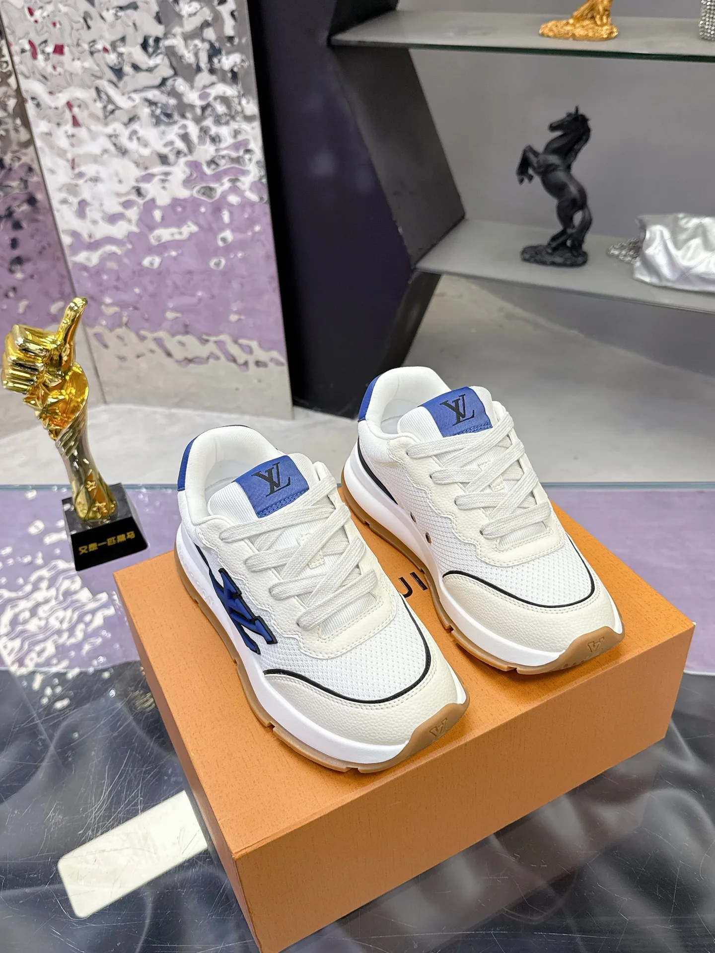 原单LV男鞋|高仿LV男鞋|精仿LV男鞋|一比一LV男鞋<p>LV   路易威登 Lv运动鞋系列 情侣款2026春夏新款 顶级版本  原版一致</p><p>专柜主打最新款休闲鞋 硬货上新</p><p>代购级别 高级感十足 国内外博主刷爆的一款 复古又时髦 上脚美炸了 穿上满满的幸福感 官网主推款</p><p>鞋面 原版订制进口小牛皮面料</p><p>内里 意大利进口透气纱网</p><p>大底 橡胶发泡tpu高端大底</p><p>鞋码: 35-46 46定制 </p>