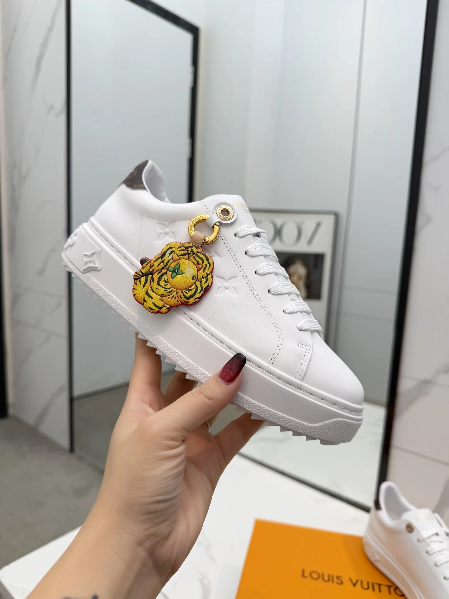 原单LV女鞋|高仿LV女鞋|精仿LV女鞋|一比一LV女鞋<p>这款标志性的Time Out运动鞋采用柔软的小牛皮制成 部分区域压印了Monogram图案 鞋后部采用Monogram帆布装饰 并刻有金色调的孔眼 进一步提升了这款设计的质感 </p><p>码数 35-42码, 34和42码可订做 </p><p>女羊里 </p><p>欢迎上图下单 </p>