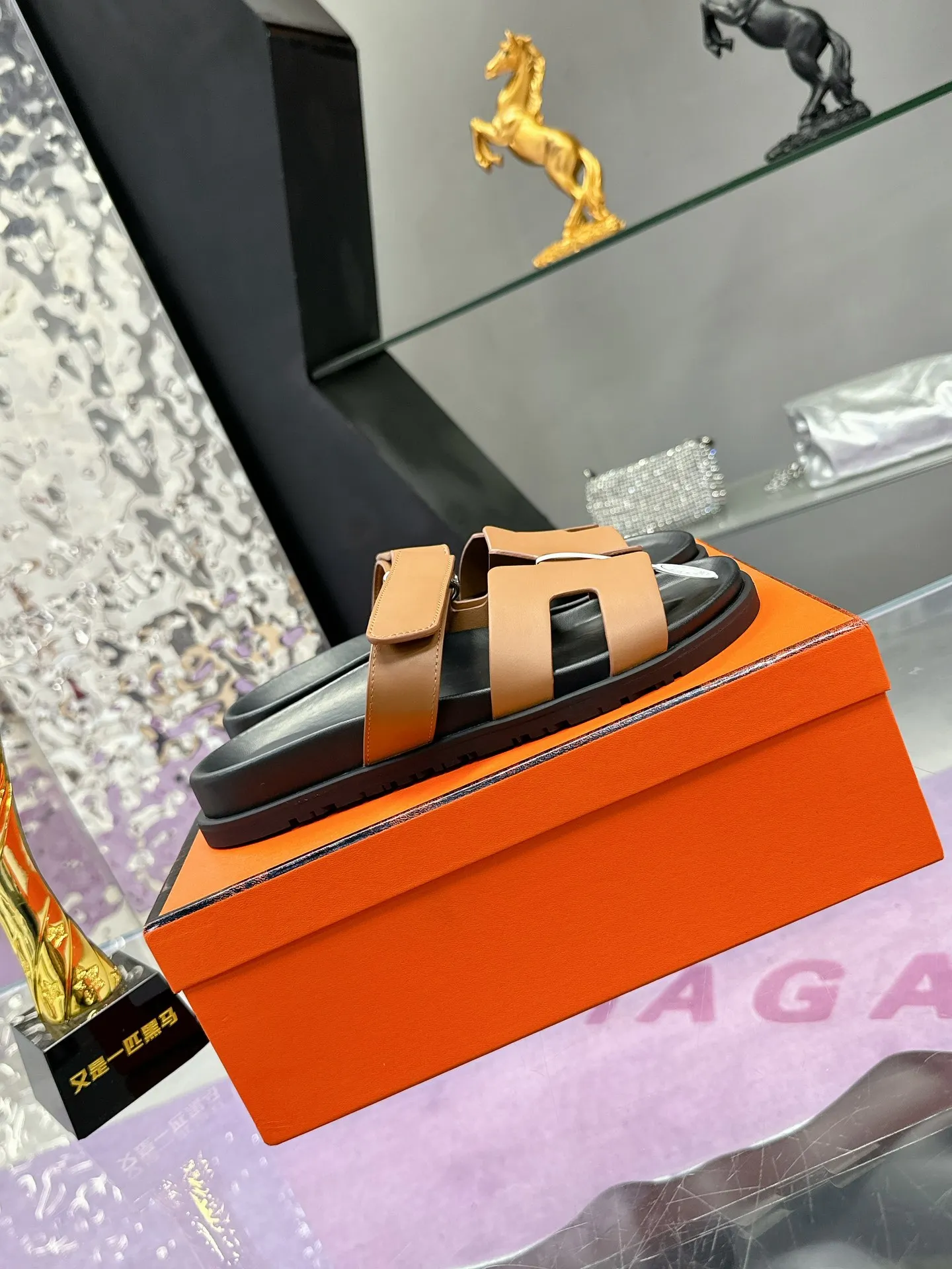 Hermes Latest version of Er Jiu magic solid wood slippers, couple s slippers. - Detail view 2