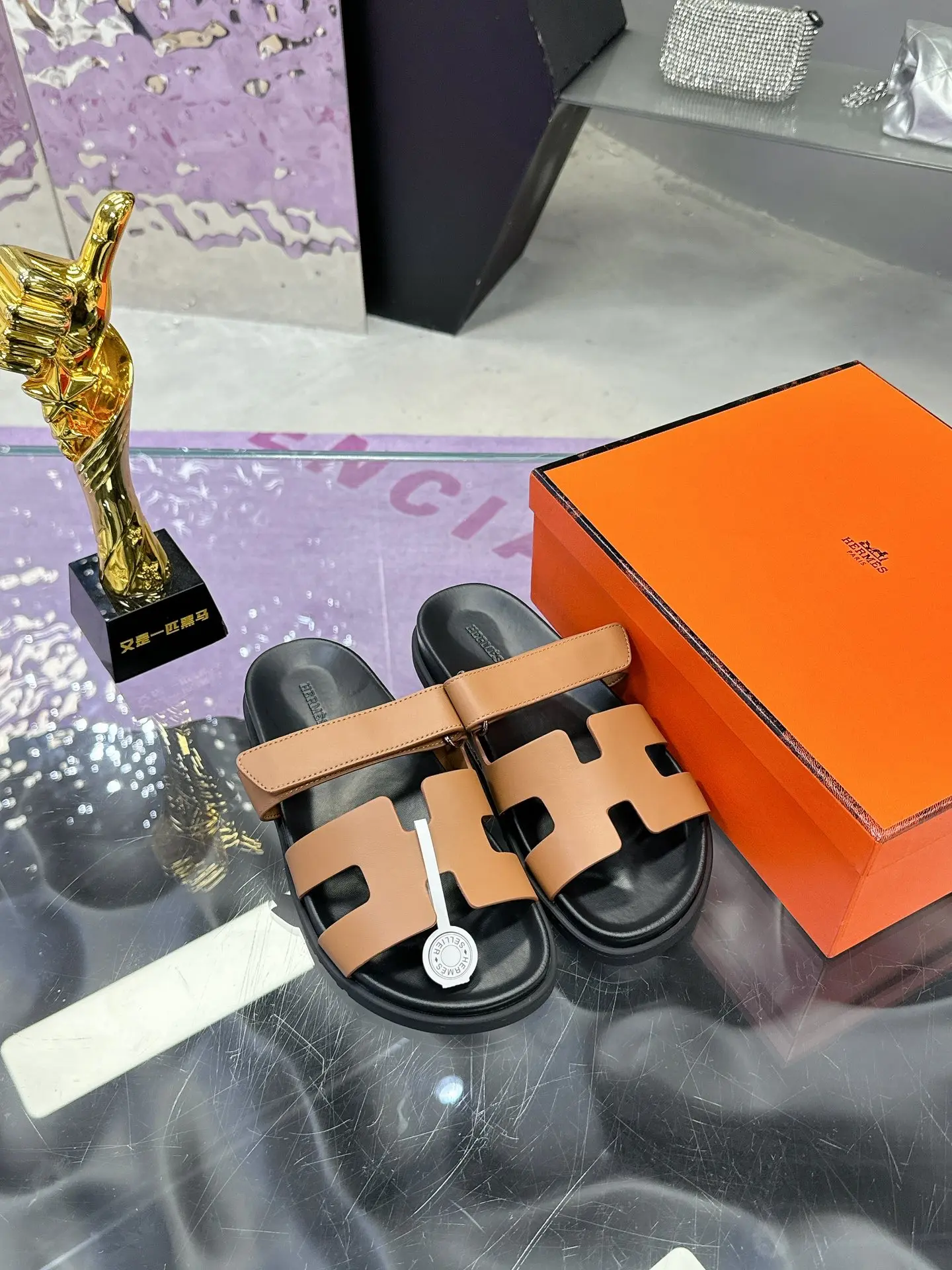 Hermes Latest version of Er Jiu magic solid wood slippers, couple s slippers. - Detail view 4