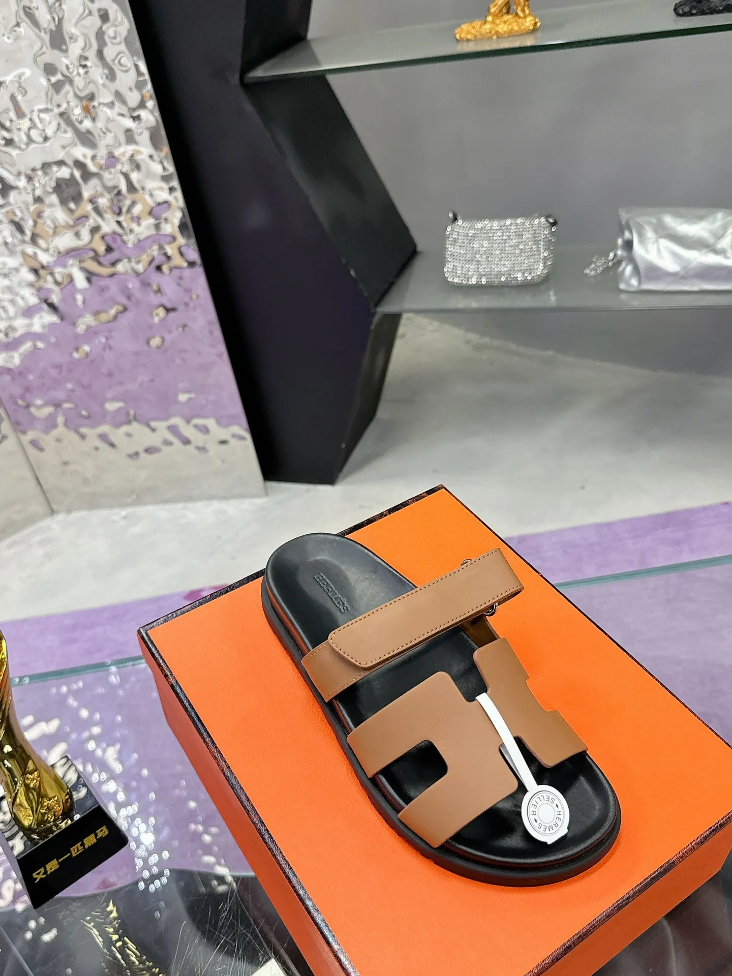 Hermes Latest version of Er Jiu magic solid wood slippers, couple s slippers. - Detail view 5