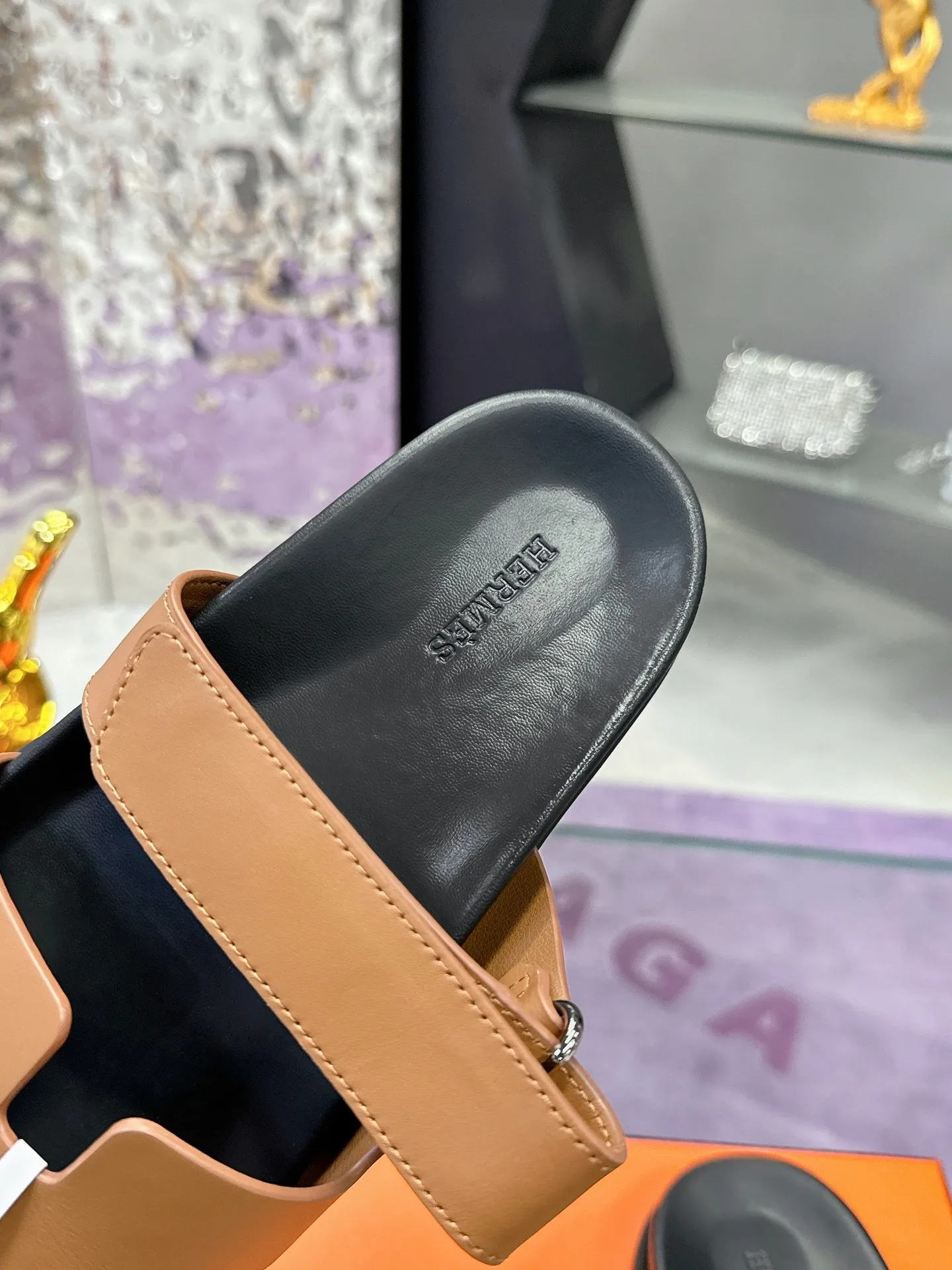 Hermes Latest version of Er Jiu magic solid wood slippers, couple s slippers. - Detail view 7
