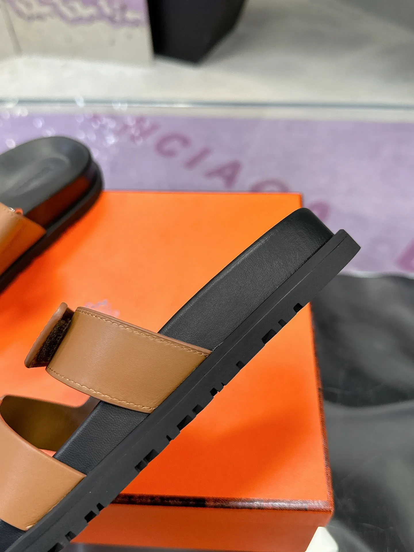 Hermes Latest version of Er Jiu magic solid wood slippers, couple s slippers. - Detail view 8