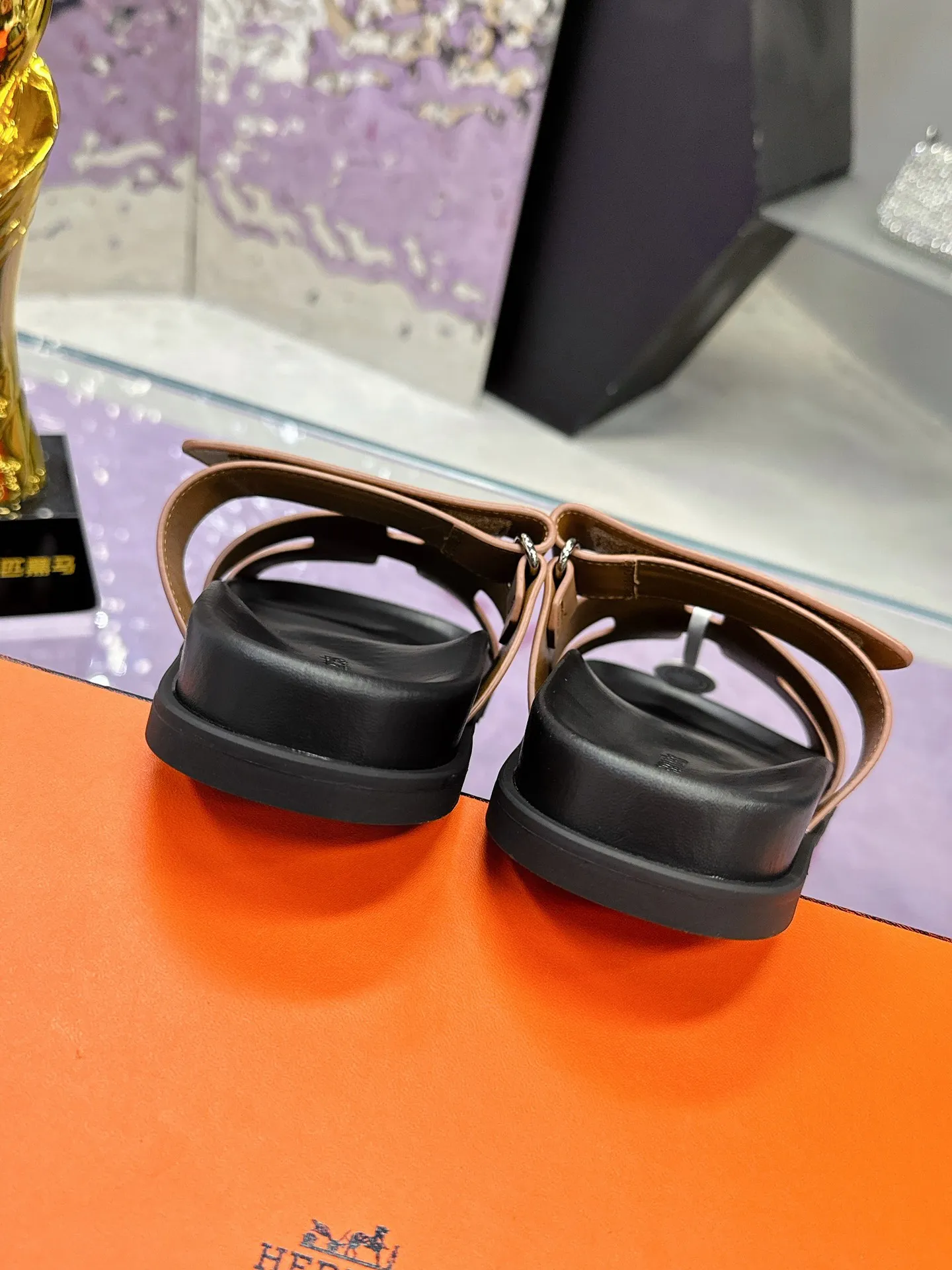 Hermes Latest version of Er Jiu magic solid wood slippers, couple s slippers. - Detail view 9