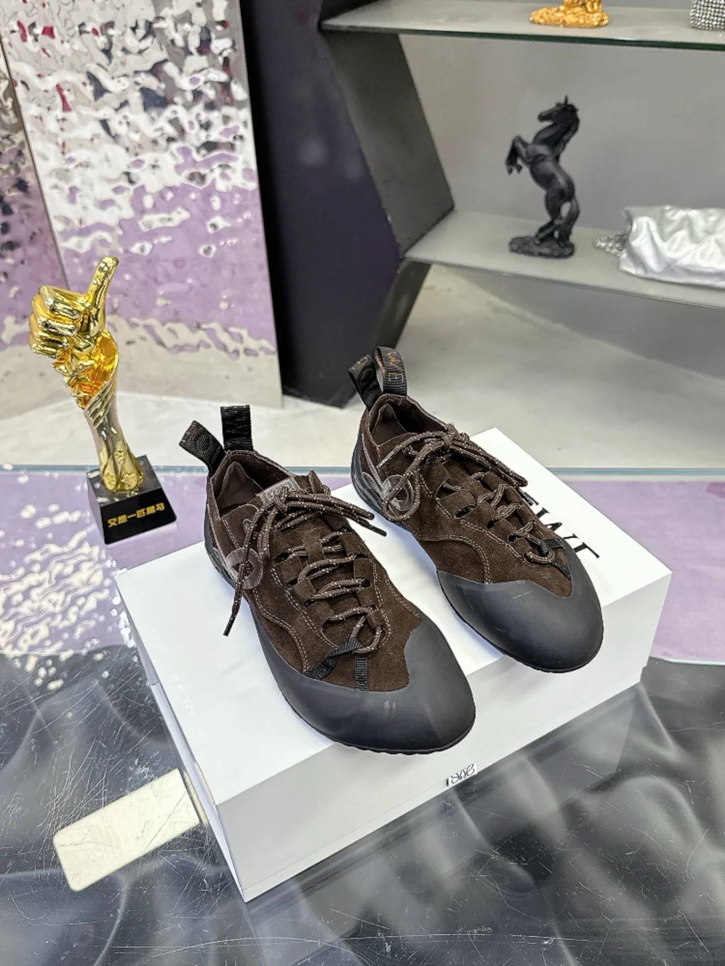 原单其它男鞋|高仿其它男鞋|精仿其它男鞋|一比一其它男鞋<p>Loewe Flow Runner 罗意威系列攀岩风休闲鞋德训鞋   采用专业攀岩鞋的圆润鞋头 全包橡胶鞋头设计 兼具复古户外感与现代极简美学 辨识度极高 搭配哑光橡胶鞋头与鞋跟 在质感上形成柔软与坚韧的碰撞 既保证了透气性 又增强了耐用性 鞋面 牛反绒</p><p>内里 羊皮</p><p>大底 原版开模大底</p><p>size 35-45</p>