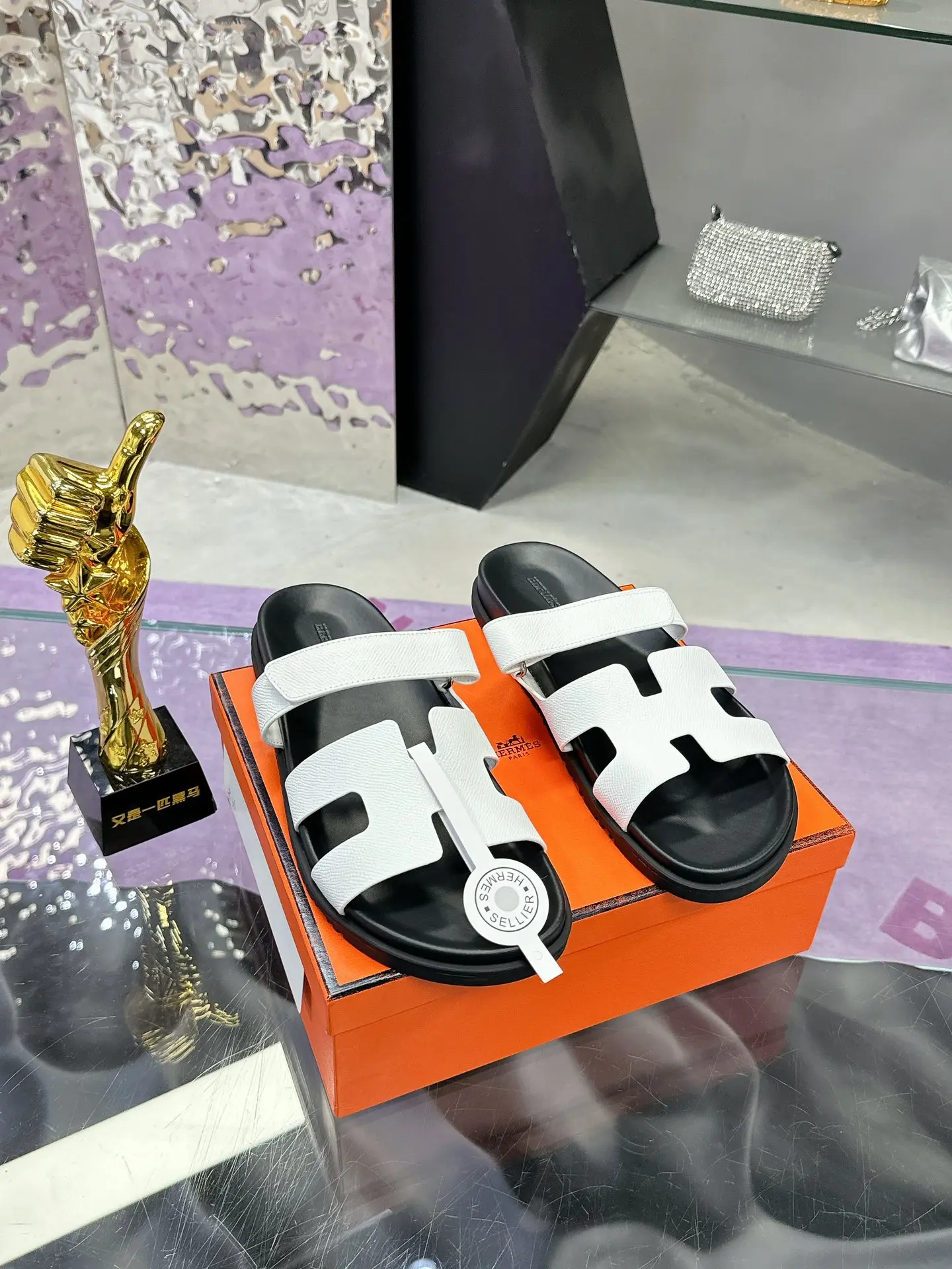 Hermes Latest model Er Jiu magic solid wood slippers, couple s slippers. - Detail view 1