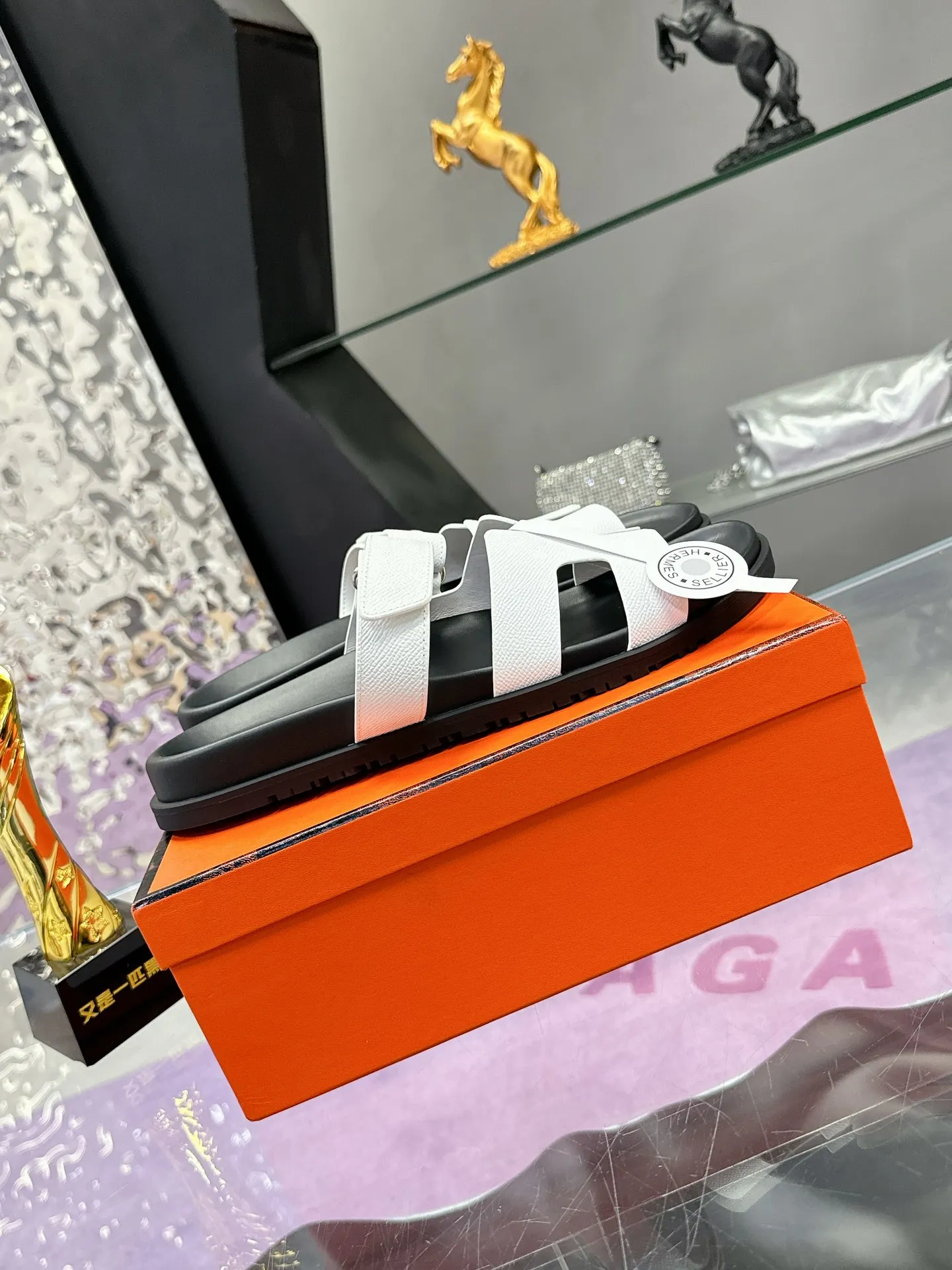 Hermes Latest model Er Jiu magic solid wood slippers, couple s slippers. - Detail view 2