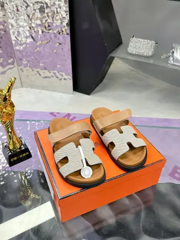 Latest model Er Jiu magic solid wood slippers, couple slippers.