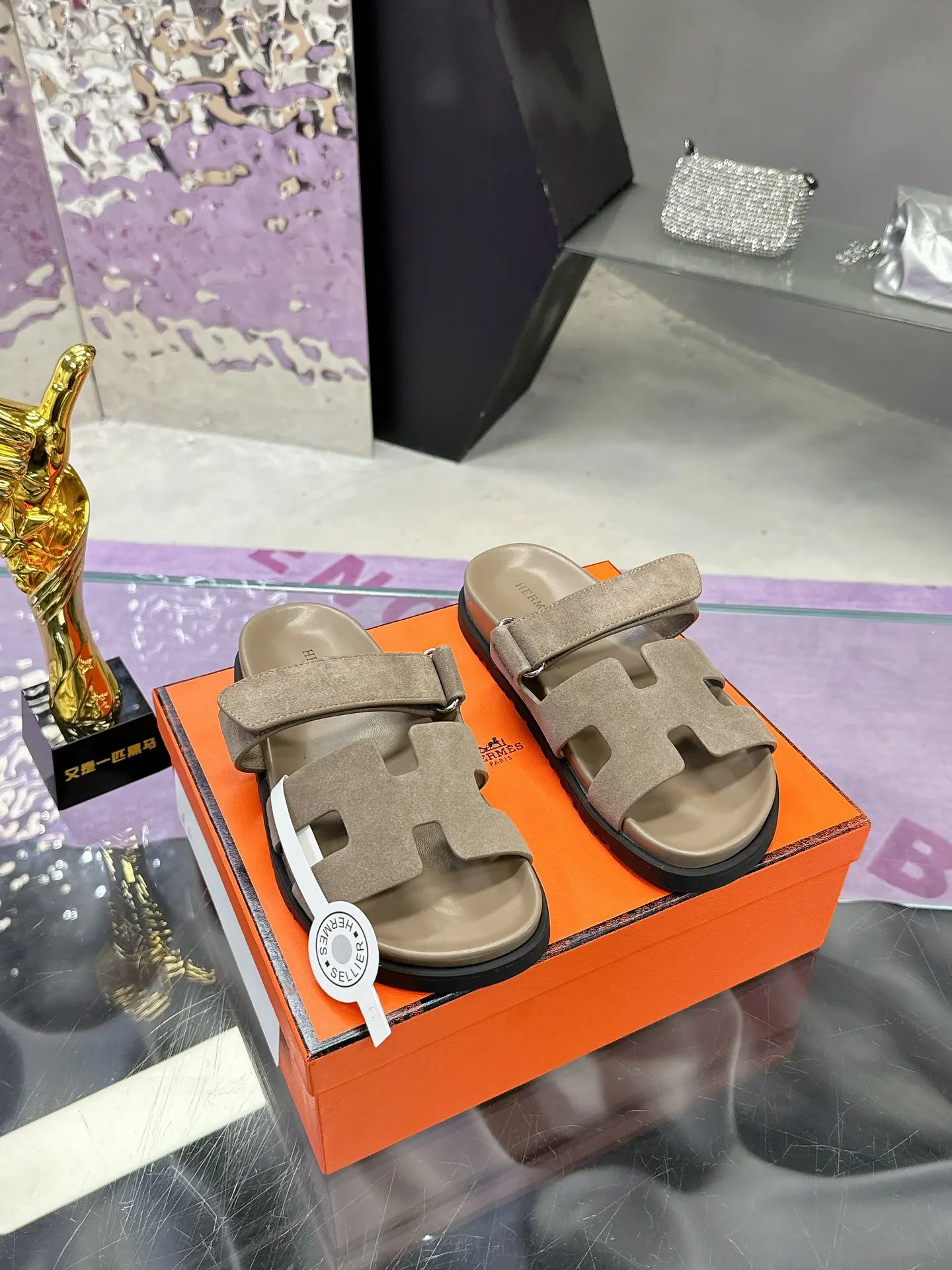 Hermes Latest version of Er Jiu magic solid wood slippers, couple s slippers. - Detail view 1