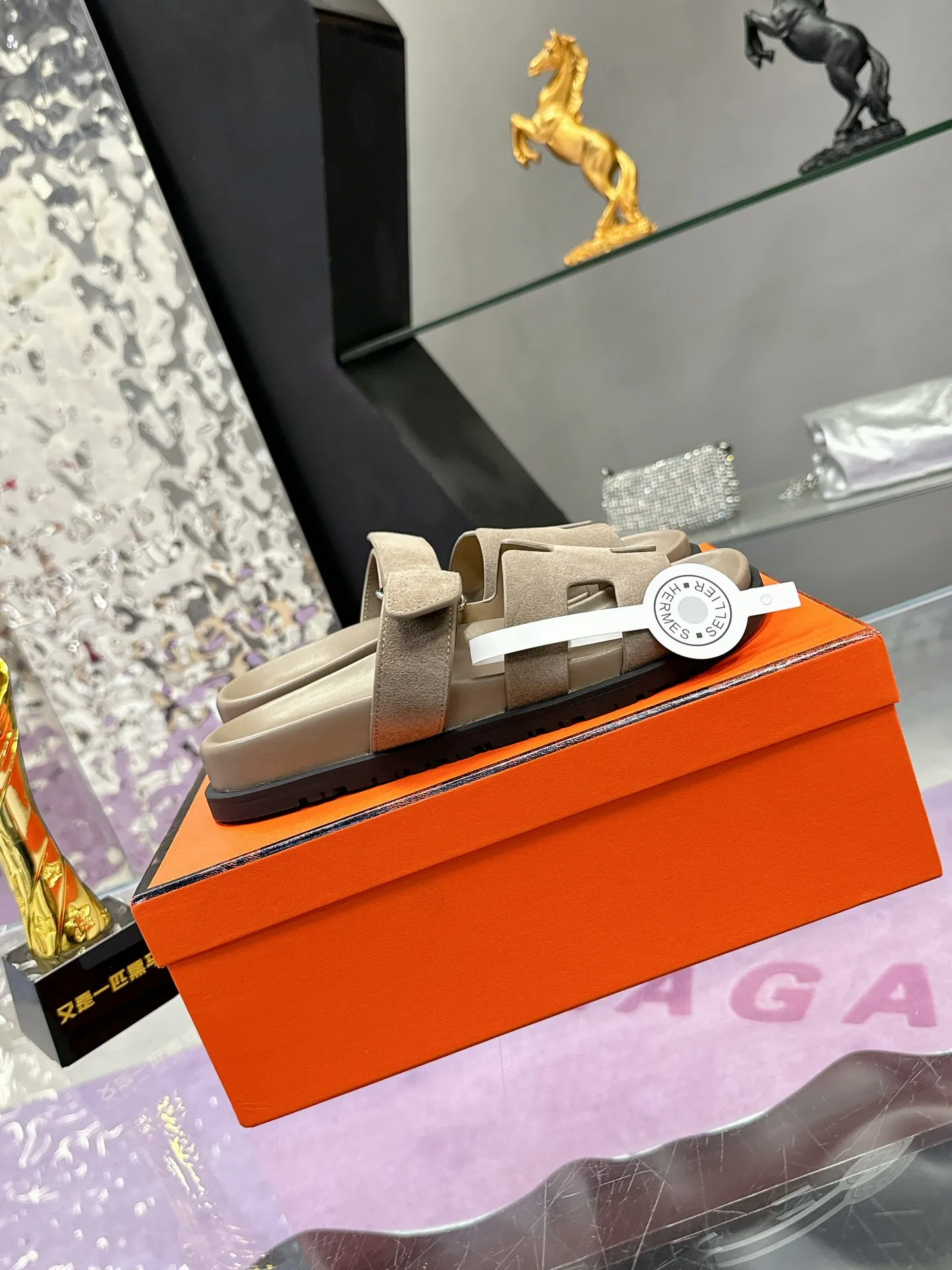 Hermes Latest version of Er Jiu magic solid wood slippers, couple s slippers. - Detail view 2