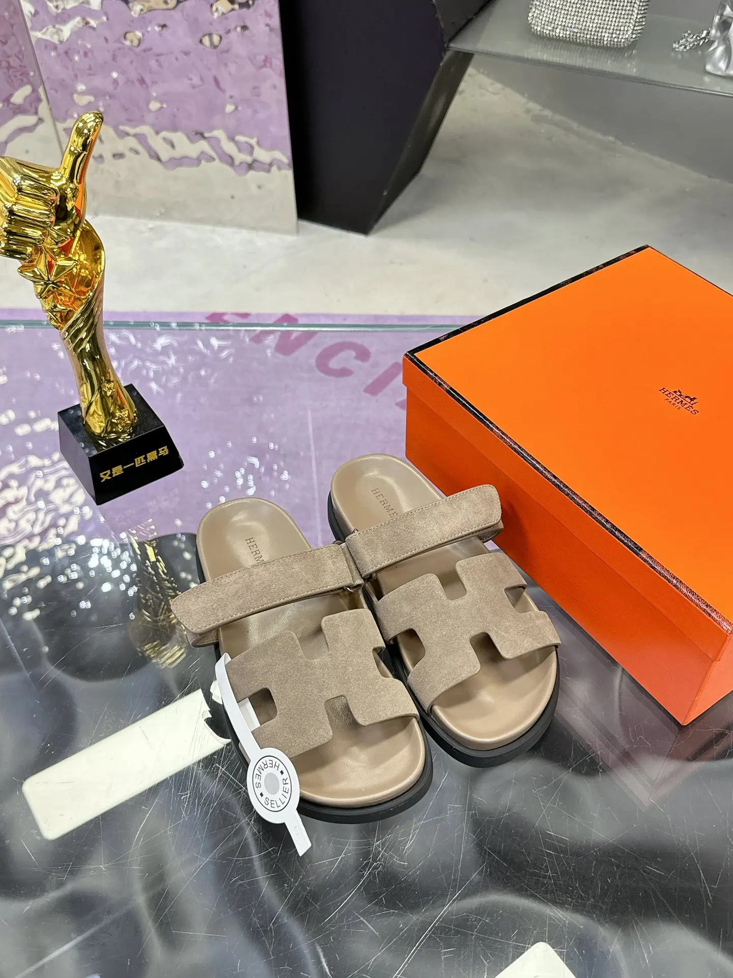 Hermes Latest version of Er Jiu magic solid wood slippers, couple s slippers. - Detail view 4