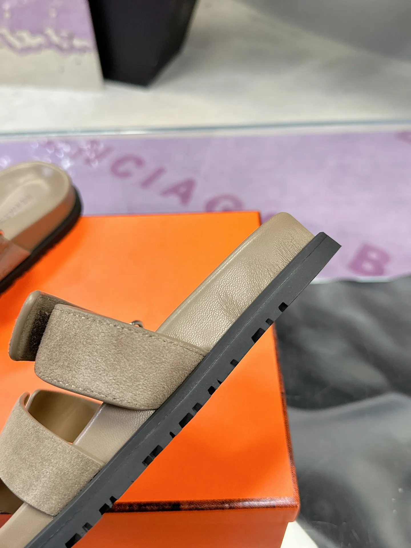 Hermes Latest version of Er Jiu magic solid wood slippers, couple s slippers. - Detail view 8