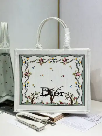 <p> 白咖啡树配肩带 大号 </p><p>Dior book tote 购物袋</p><p>这款Book Tote手袋灵感来自女装创意总监玛丽亚 嘉茜娅 蔻丽 Maria Grazia Chiuri 是体现Dior审美的主打产品 可收纳各种日常用品 全新演绎Bayadere图案混合效果D-Stripes图案刺绣 更具时尚风范 正面饰以 Christian Dior 标志 充分体现了Dior的精湛工艺 </p><p>款号 1286</p><p>尺寸 42×35×18.5cm </p>