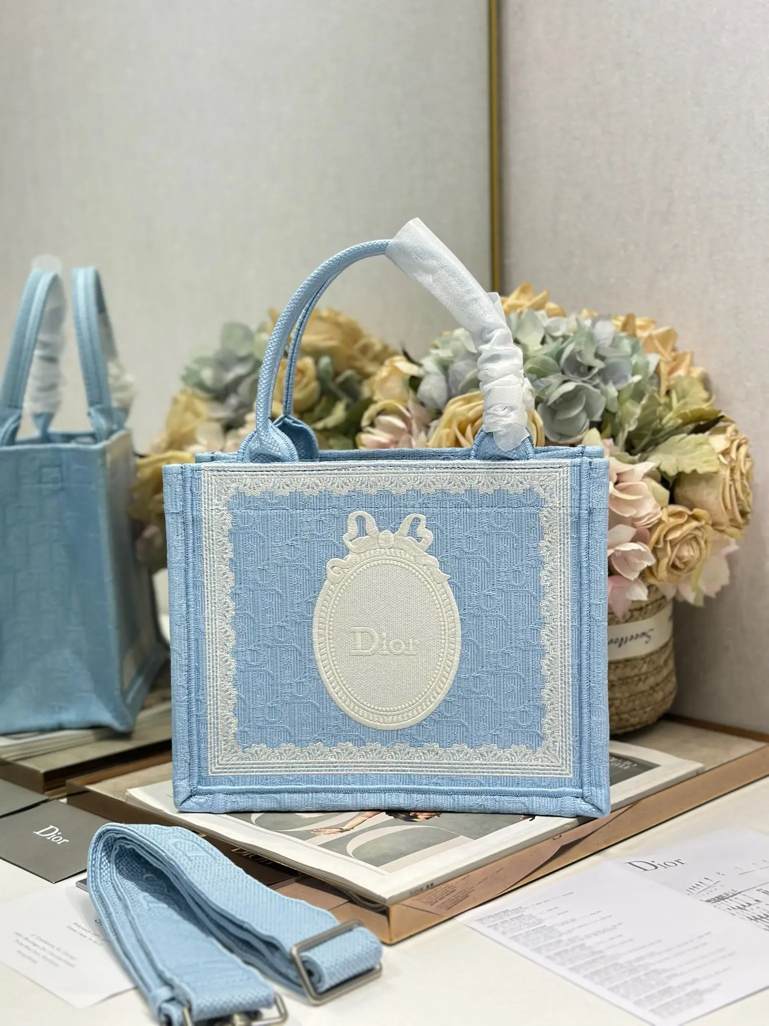 <p> 天蓝镜子配肩带 小号尺寸 </p><p>Dio.r Mini Book tote </p><p>复古又时髦的凹造型单品精湛的刺绣工艺完美呈现 随手一搭就能给搭配带来亮点 这款小号太阔爱了8 小小的包型装点零碎的小东西也很方便呐 谁用谁时髦 稀饭高颜值的小仙女必入噢 </p><p>款号:1265/1286</p>