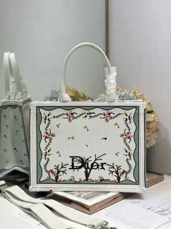 <p> 白咖啡树配肩带 中号尺寸 </p><p>Dior book tote 购物袋</p><p>这款Book Tote手袋灵感来自女装创意总监玛丽亚 嘉茜娅 蔻丽 Maria Grazia Chiuri 是体现Dior审美的主打产品 可收纳各种日常用品 全新演绎Bayadere图案混合效果D-Stripes图案刺绣 更具时尚风范 正面饰以 Christian Dior 标志 充分体现了Dior的精湛工艺 </p><p>款号 1286</p>