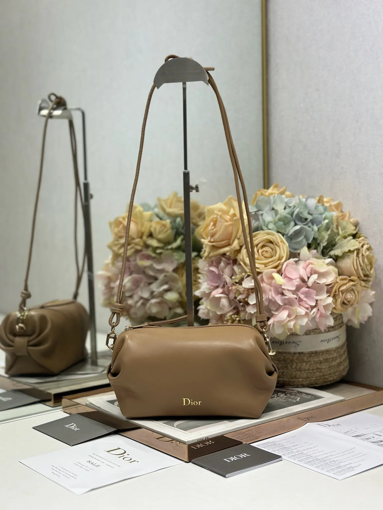 原单迪奥女包|高仿迪奥女包|精仿迪奥女包|一比一迪奥女包<p>Dior Bow手拿包 棕色羊皮 </p><p>这款 Dior Bow 手拿包致敬 Dior 传承 彰显 Dior 的优雅标识和精湛工艺 柔软羊皮革设计 灵感源自 Dior Bow 手袋的蝴蝶结 可斜挎 肩背或手提 </p><p>拉链开合</p><p>正面热压金色调 Dior 标志</p><p>可调节 可拆卸的皮革肩带</p><p>2 个内部卡槽</p><p>型号 S3900</p>