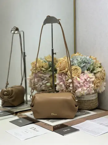 <p>Dior Bow手拿包 棕色羊皮 </p><p>这款 Dior Bow 手拿包致敬 Dior 传承 彰显 Dior 的优雅标识和精湛工艺 柔软羊皮革设计 灵感源自 Dior Bow 手袋的蝴蝶结 可斜挎 肩背或手提 </p><p>拉链开合</p><p>正面热压金色调 Dior 标志</p><p>可调节 可拆卸的皮革肩带</p><p>2 个内部卡槽</p><p>型号 S3900</p>