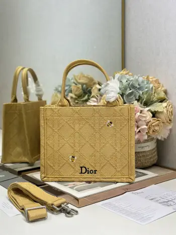 <p> 蜜蜂黄配肩带 小号尺寸 </p><p>Dio.r Mini Book tote </p><p>复古又时髦的凹造型单品精湛的刺绣工艺完美呈现 随手一搭就能给搭配带来亮点  这款小号太阔爱了8  小小的包型装点零碎的小东西也很方便呐  谁用谁时髦 稀饭高颜值的小仙女必入噢 </p><p>款号:1265/1286</p>