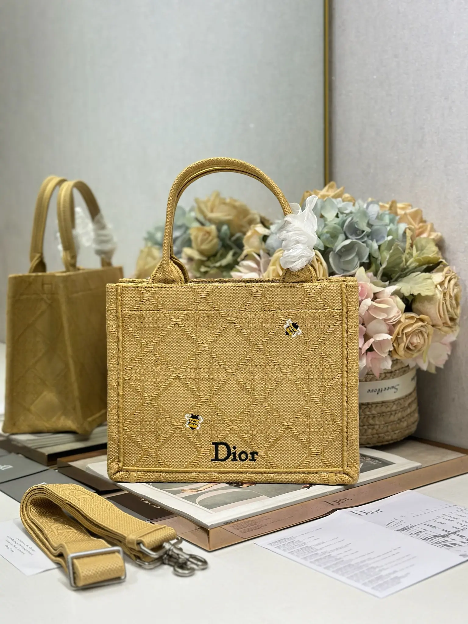 <p> 蜜蜂黄配肩带 小号尺寸 </p><p>Dio.r Mini Book tote </p><p>复古又时髦的凹造型单品精湛的刺绣工艺完美呈现 随手一搭就能给搭配带来亮点 这款小号太阔爱了8 小小的包型装点零碎的小东西也很方便呐 谁用谁时髦 稀饭高颜值的小仙女必入噢 </p><p>款号:1265/1286</p>